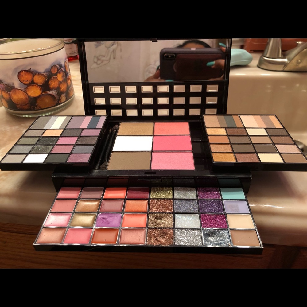 Nyx eyeshadow and blush palette